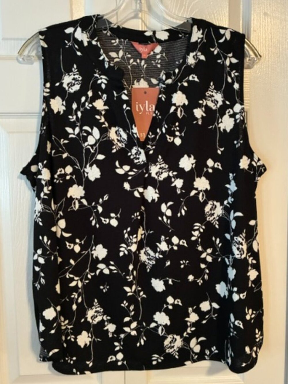 Iyla Plus Black White Floral Crinkle Crepe Sleeveless Top 2X NWT Walmart